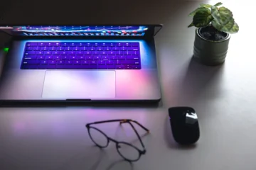 laptop-with-graphs-statistics-glasses-table