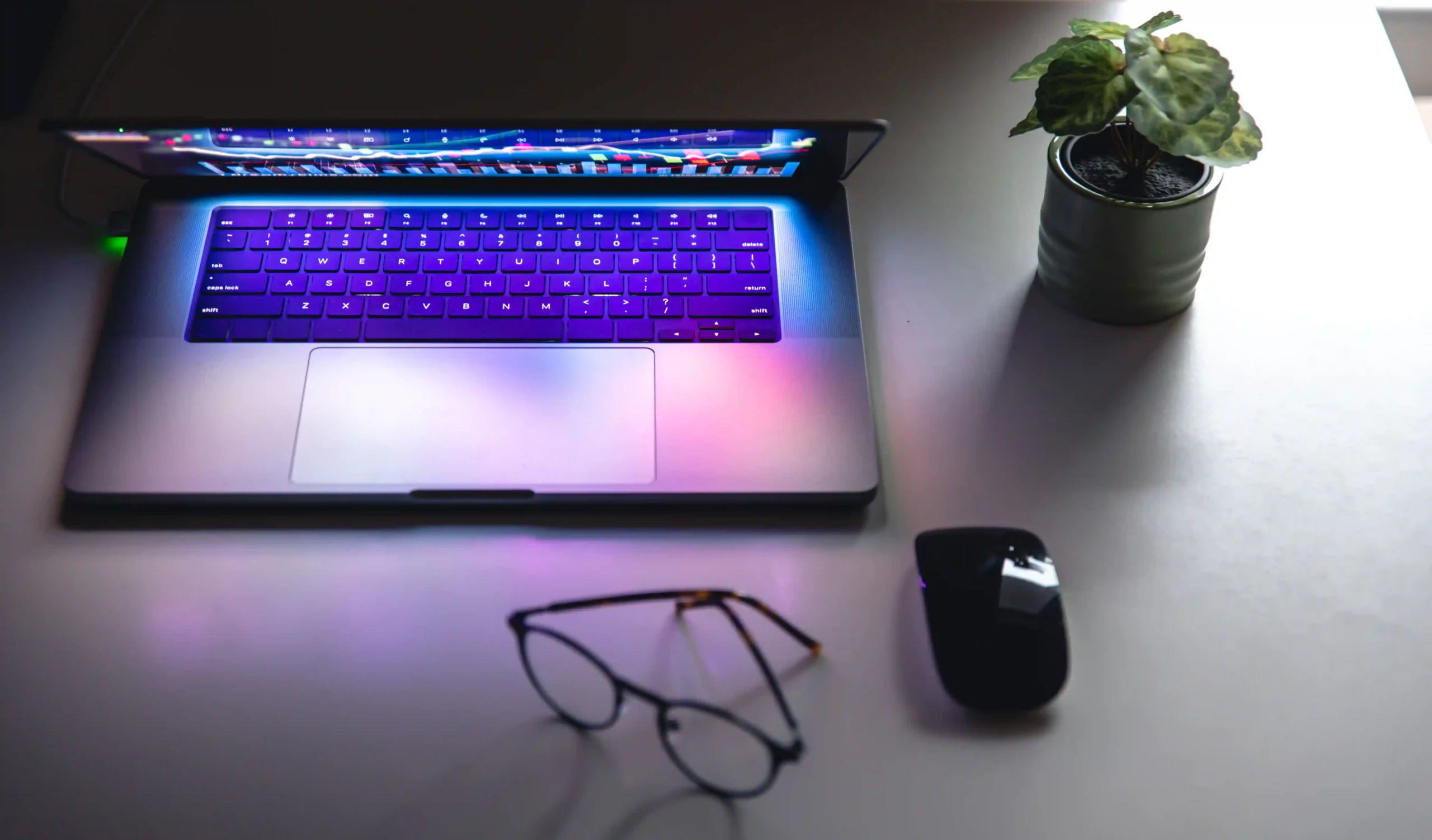 laptop-with-graphs-statistics-glasses-table